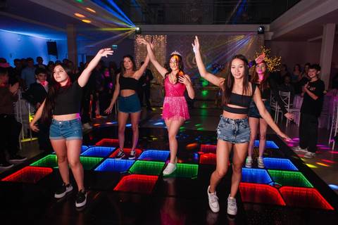 fotos de debutante em sua festa de 15 anos em Sapucaia do Sul no salão de beleza Must Eventos '