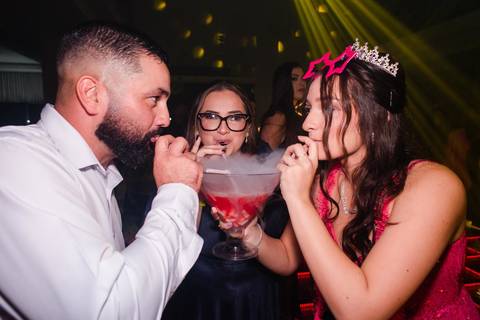 fotos de debutante em sua festa de 15 anos em Sapucaia do Sul no salão de beleza Must Eventos '