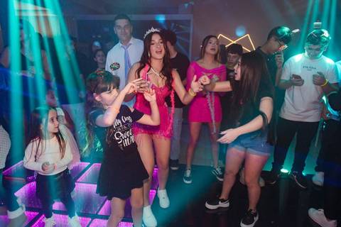 fotos de debutante em sua festa de 15 anos em Sapucaia do Sul no salão de beleza Must Eventos '