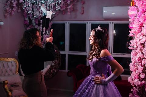 fotos de debutante em sua festa de 15 anos em Sapucaia do Sul no salão de beleza Must Eventos '
