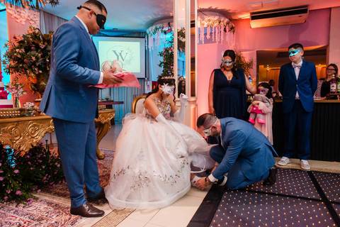 Cada festa de 15 anos tem uma história própria, e a de Yandra foi construída com momentos que emocionaram do início ao fim. A comemoração aconteceu no elegante Tradicional Eventos, em Novo Hamburgo, reunindo familiares e amigos para celebrar uma noite rep'