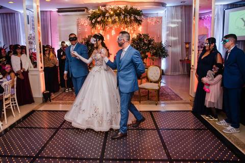 Cada festa de 15 anos tem uma história própria, e a de Yandra foi construída com momentos que emocionaram do início ao fim. A comemoração aconteceu no elegante Tradicional Eventos, em Novo Hamburgo, reunindo familiares e amigos para celebrar uma noite rep'