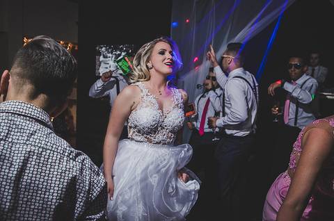 Casamento noiva na pista de dança'