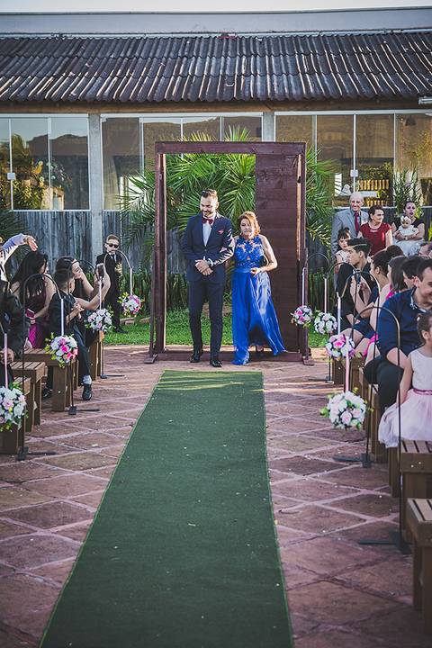 Casamento ao ar livre em Sapiranga entrada do noivo com a mãe'