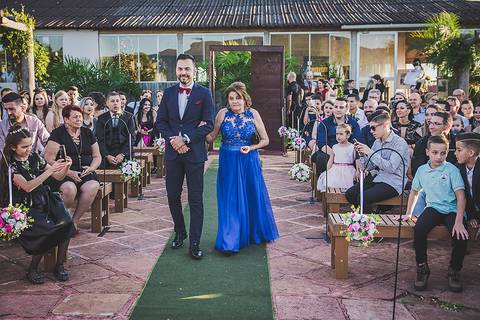 Casamento ao ar livre em Sapiranga entrada do noivo com a mãe'