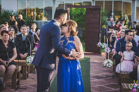 Casamento ao ar livre em Sapiranga noivo beijando a testa da mãe'