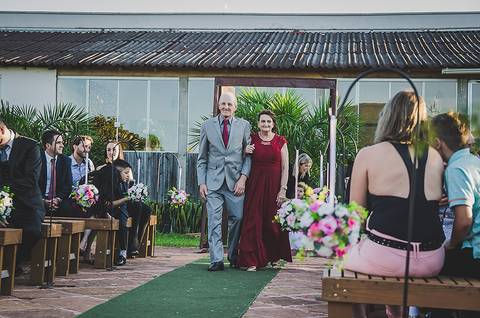 Casamento ao ar livre em Sapiranga entrada dos pais da noiva'