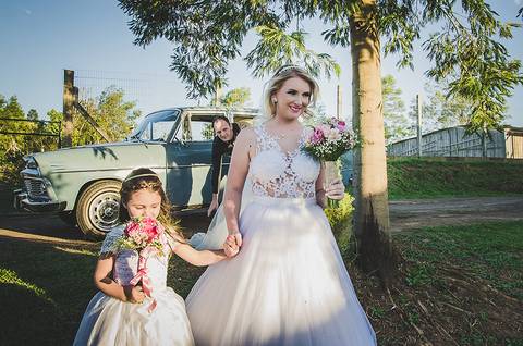 Casamento ao ar livre em Sapiranga chegada da noiva com a dama de honra'