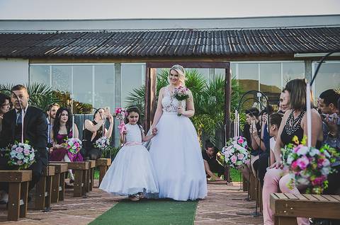 Casamento ao ar livre em Sapiranga chegada da noiva com a dama de honra'