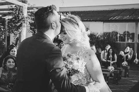 Casamento ao ar livre em Sapiranga Noivo recebendo a noiva com um beijo na testa foto em preto e branco'