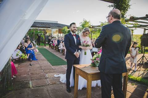 Casamento ao ar livre em Sapiranga Noivos e pastor no altar'