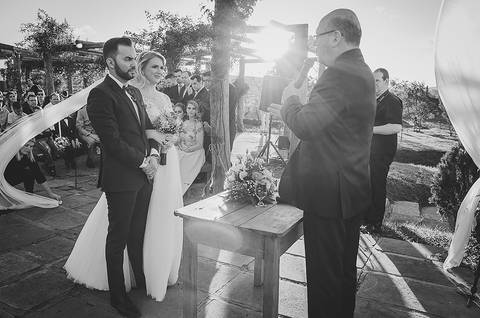 Casamento ao ar livre em Sapiranga noivos no altar ao por-do-sol'