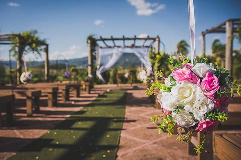 Decoração do altar em Casamento ao ar livre'
