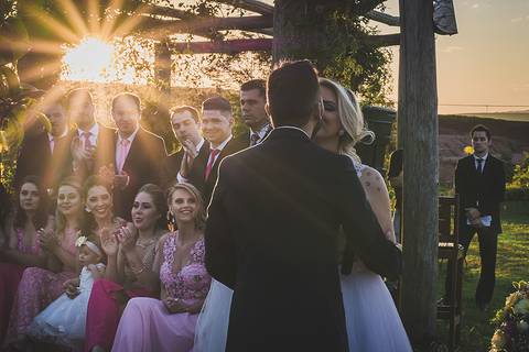 Casamento ao ar livre em Sapiranga ao entardecer'