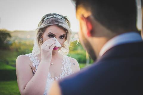 Casamento ao ar livre em Sapiranga noiva chorando emocionada'
