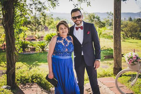 Casamento ao ar livre noivo com sua mãe'