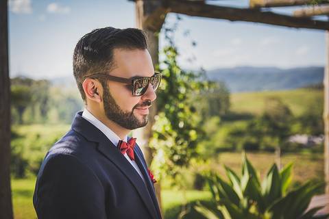 Casamento ao ar livre noivo'