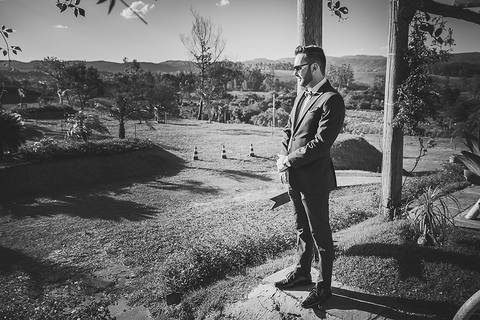 Casamento ao ar livre noivo recepcionando os convidados'