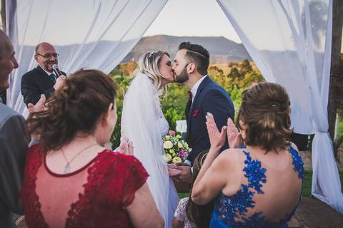 Casamento ao ar livre Beijo dos noivos'
