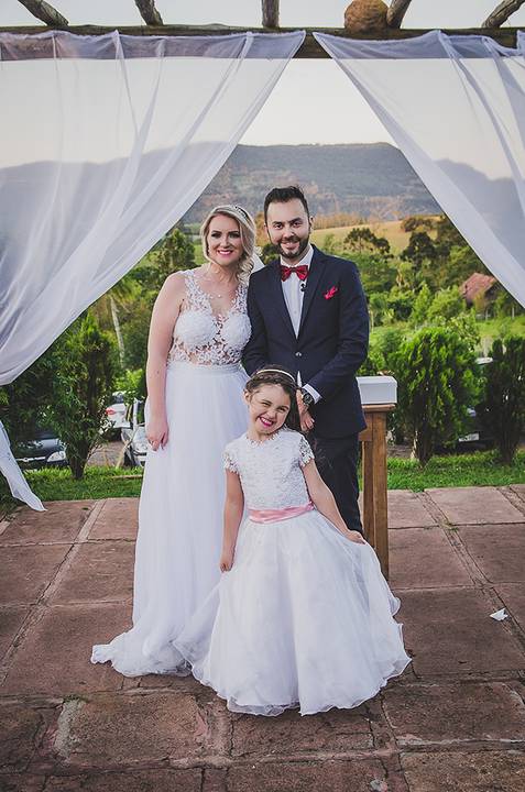 Casamento ao ar livre Noivos com a filha'