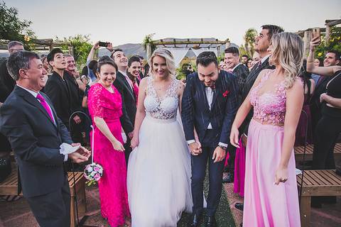 Casamento ao ar livre saída dos noivos'