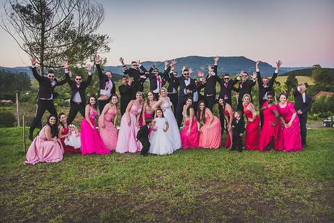 Casamento ao ar livre padrinhos pulando'