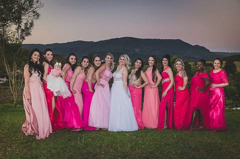 Casamento ao ar livre madrinhas com a noiva'