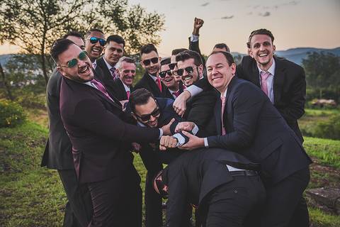 Casamento ao ar livre padrinhos pegando noivo no colo'