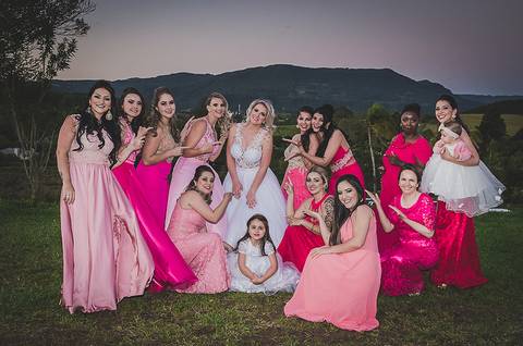 Casamento ao ar livre noiva com as madrinhas'