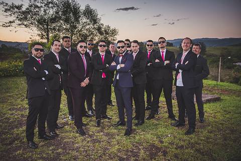Casamento ao ar livre noivo com os padrinhos'