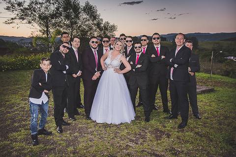 Casamento ao ar livre noivo com os padrinhos'