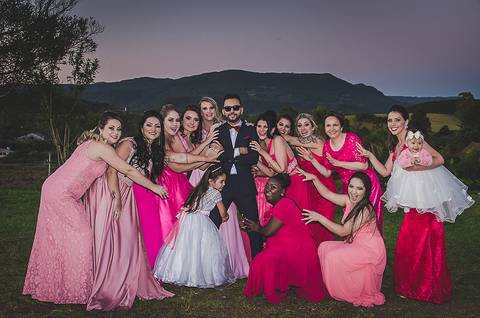 Casamento ao ar livre madrinhas com o noivo'