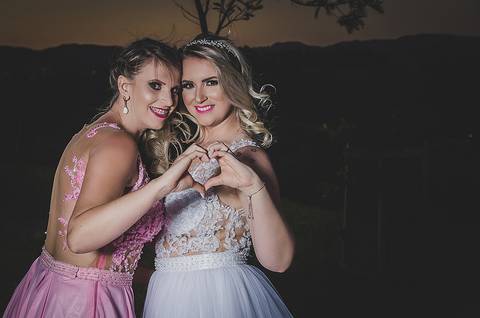 Casamento ao ar livre noiva com a irmã'