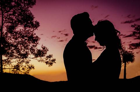 Casamento ao ar livre Foto da silhueta dos noivos ao entardecer'