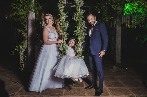 Casamento ao ar livre noivos com a daminha'