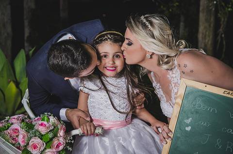 Casamento ao ar livre Noivos com a filha'