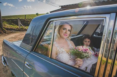 Casamento ao ar livre em Sapiranga Noiva dentro do carro'