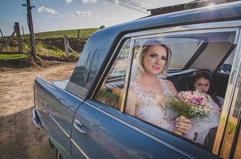 Casamento ao ar livre em Sapiranga Noiva dentro do carro'