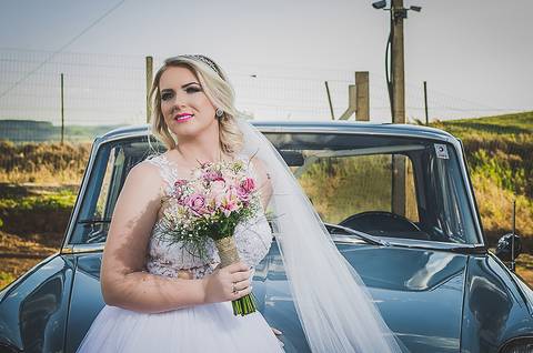 Casamento ao ar livre em Sapiranga Noiva em frente ao carro'
