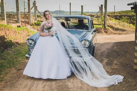 Casamento ao ar livre em Sapiranga Noiva em frente ao carro'