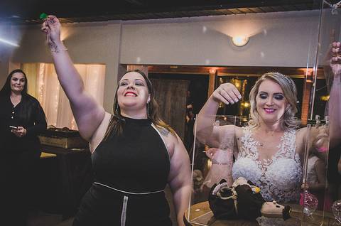 Casamento santo antônio convidada ganhando o boneco do Santo Antônio'