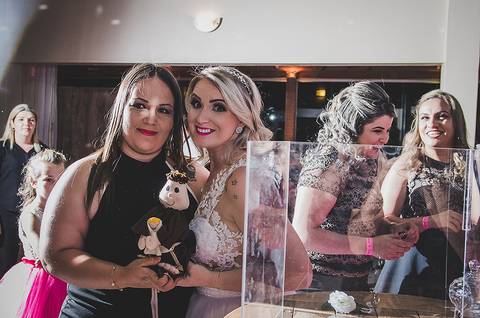 Casamento santo antônio convidada ganhando o boneco do Santo Antônio'