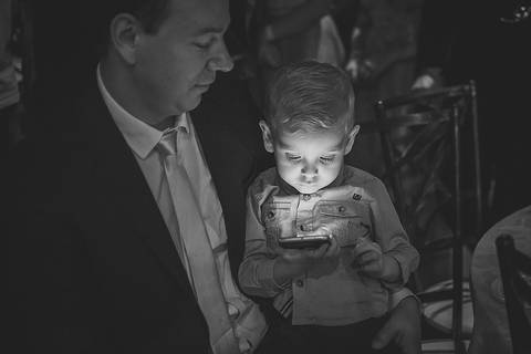 Casamento Foto de criança usando o celular'