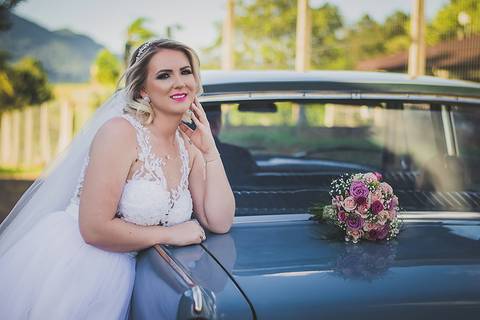Casamento ao ar livre em Sapiranga Noiva em frente ao carro'