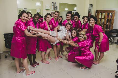 Casamento dia da noiva na 
 estética Bruna Schmitdt Cabeleireiros Madrinhas segurando a noiva'
