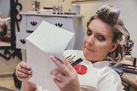 Casamento dia da noiva na estética Bruna Schmitdt Cabeleireiros noiva emocionada lendo a carta da madrinha'