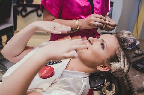 Casamento dia da noiva na estética Bruna Schmitdt Cabeleireiros noiva emocionada '