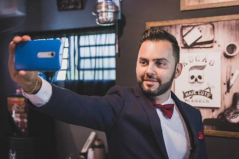 Casamento dia do noivo na barbearia selfie do noivo'
