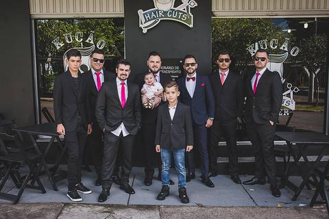 Casamento dia do noivo na barbearia noivo com os padrinhos e o pajem'