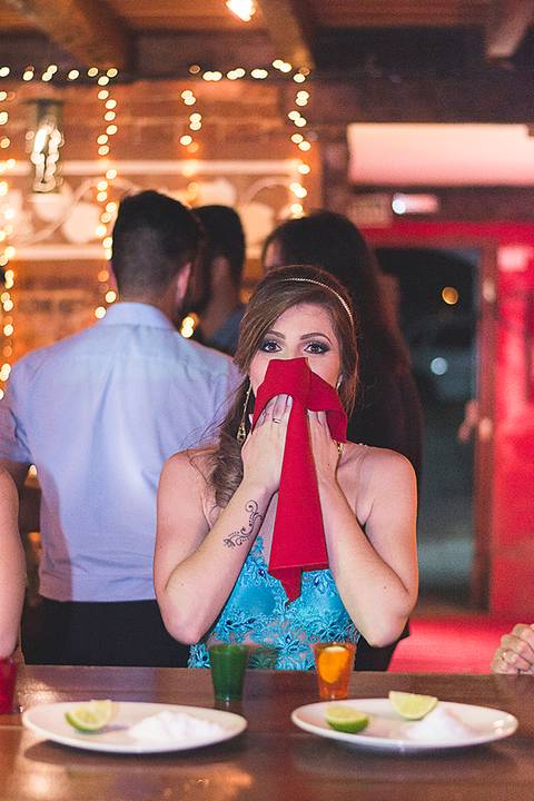 Festa de formatura porto alegre fotógrafo jeferson paz formanda bebendo tequila'